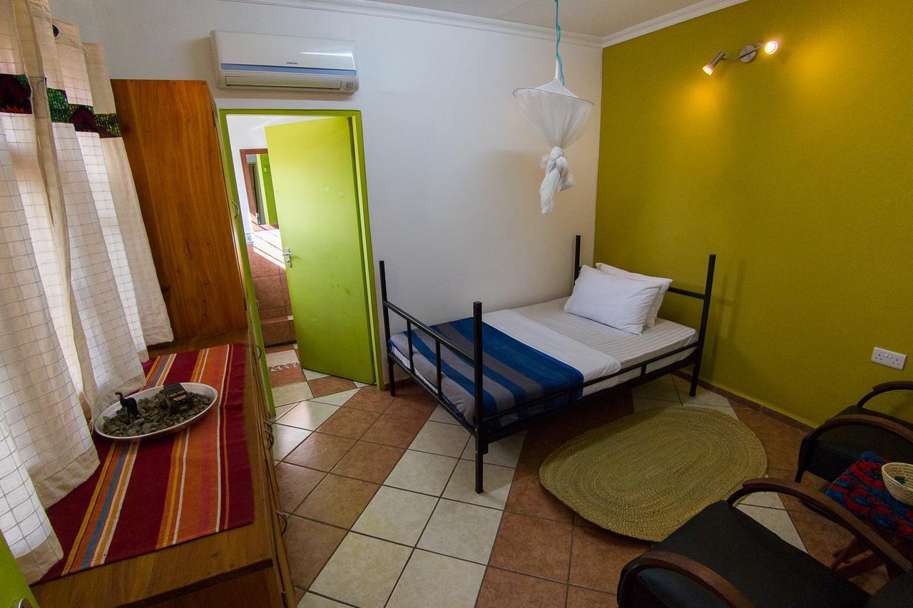 We Travel Hostel Moshi Buitenkant foto