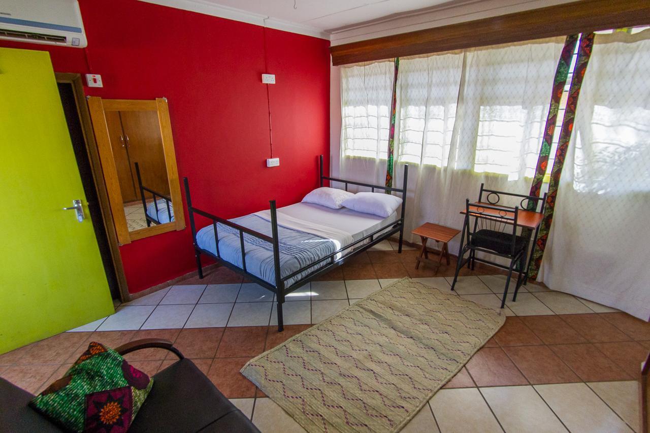 We Travel Hostel Moshi Buitenkant foto